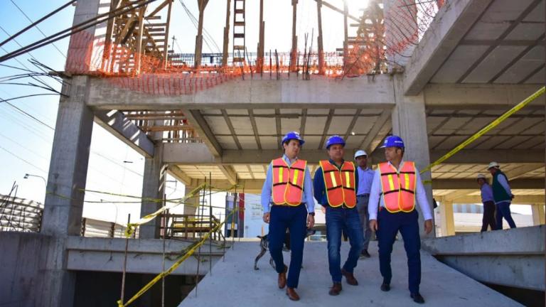 El secretario de Economía estatal, Juan Pablo Guzmán Cobián, realizó un recorrido de supervisión por el proyecto de la Plaza Tecnomoda, que abrirá sus puertas en julio próximo. Foto EE: Cortesía Twitter @guzmanjp 