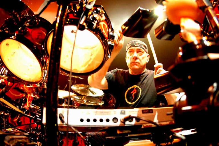 Neil Peart se unió a Rush en 1974 y fue considerado uno de los mejores bateristas en la historia del rock. Foto: Facebook Rush Band