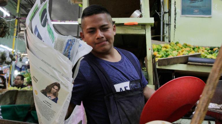 Vendedores usan cucuruchos de papel periódico luego de que el Gobierno de la Ciudad de México prohibió la distribución de bolsas de plástico de un solo uso. Foto: Romina Solís / Notimex