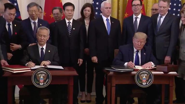 Trump firma "fase 1" del acuerdo comercial con China.