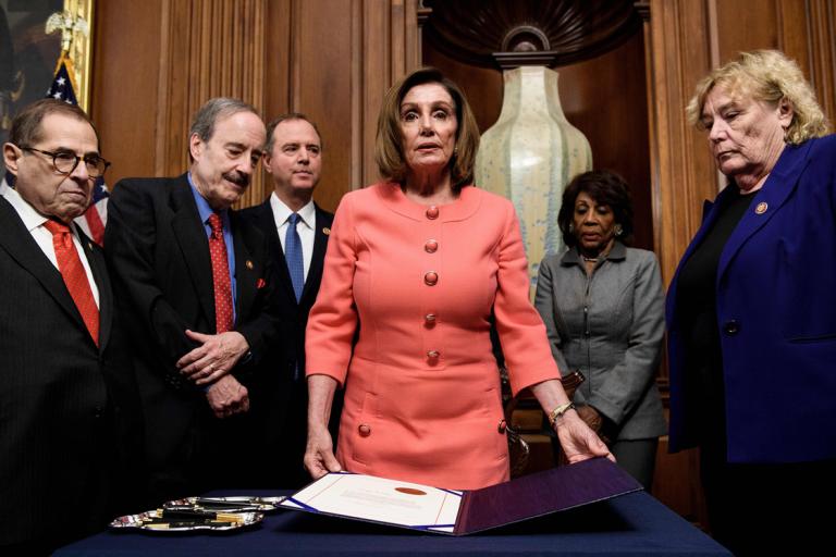 La presidenta demócrata de la Cámara de Representantes, Nancy Pelosi, firmó el acta de acusación. Foto: AFP