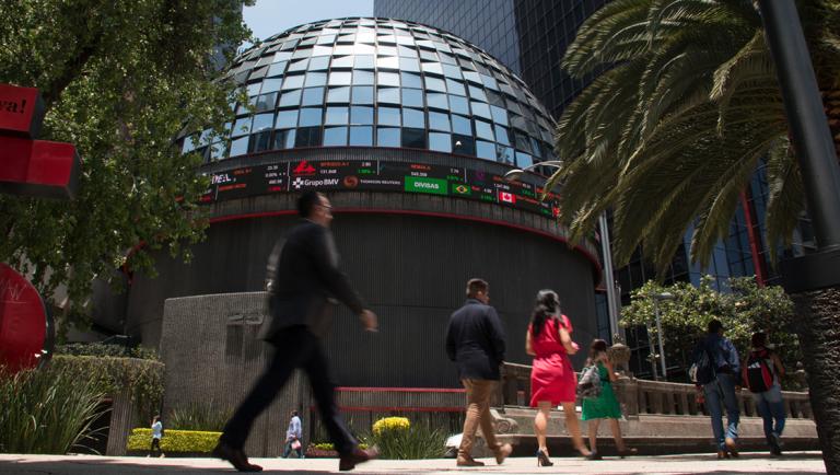 CIUDAD DE M√âXICO, 14AGOSTO2019.- La Bolsa Mexicana de Valores (BMV), ubicada en Avenida Paseo de la Reforma.  Esta ma√±ana se registro una ca√≠da en la Bolsa con la operaci√≥n m√°s baja en 5 a√±os ante una ola de aversi√≥n global al riesgo producto de la publicaci√≥n de d√©biles datos econ√≥micos en China y la zona euro que detonaron nuevos temores de una recesi√≥n global.FOTO: ANDREA MURCIA /CUARTOSCURO.COM