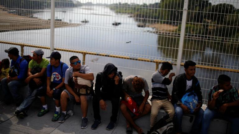 Los integrantes de la caravana migrante, en su mayoría hondureños, llegaron la mañana del sábado al puente internacional Rodolfo Robles, sobre el río Suchiate. Foto: Reuters