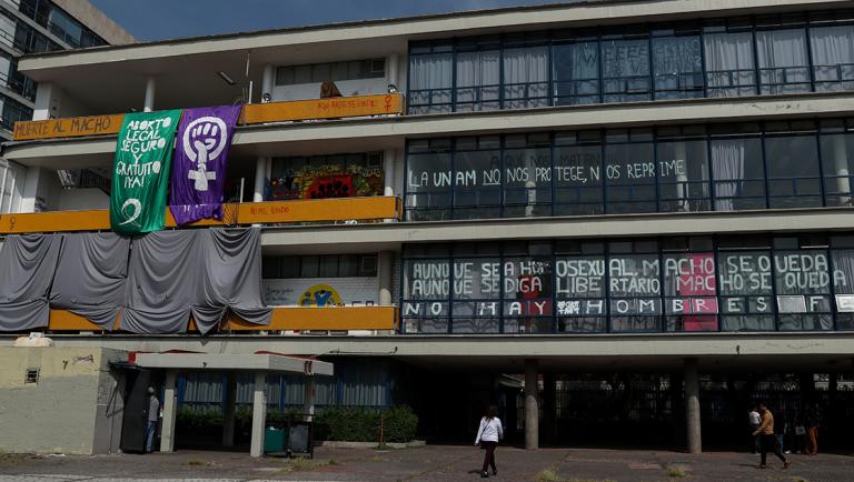 CIUDAD DE MÃ‰XICO, 20NOVIEMBRE2019.- Estudiantes organizadas que mantienen en paro de actividades la Facultad de FilosofÃa y Letras de la Universidad Nacional AutÃ³noma de MÃ©xico (UNAM) realizaron un mensaje a medios, asÃ como la entre de de