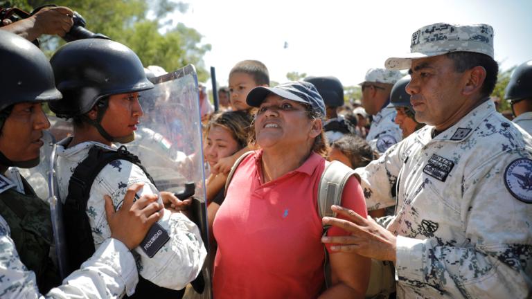 Los migrantes llegaron en la madrugada al cruce fronterizo y pidieron a agentes migratorios que les dieran el paso libre para ingresar a México. Foto: Reuters