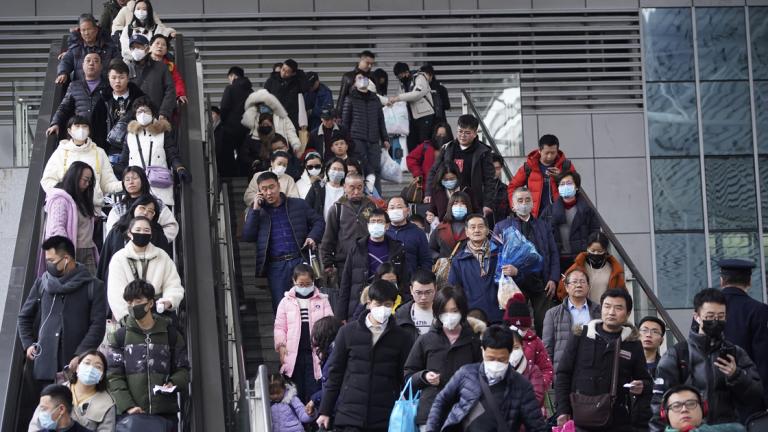 Autoridades en varias partes del mundo ordenaron reforzar los controles en los aeropuertos para los viajeros procedentes de China. Foto: Reuters.