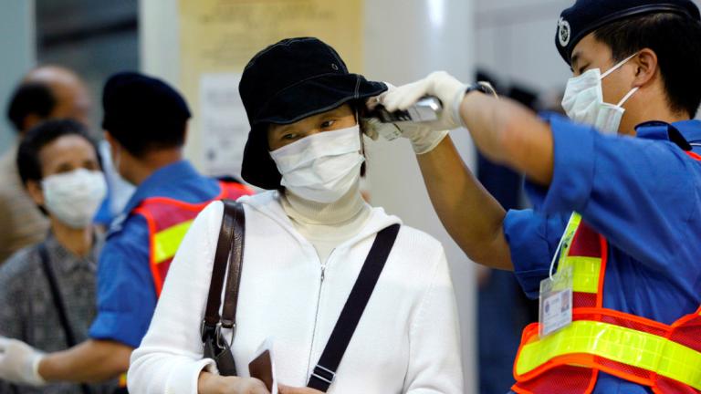 La OMS explicó que hay suficiente evidencia para confirmar la factibilidad de la transmisión del virus de persona a persona entre individuos que tienen contactos cercanos. Foto: Reuters