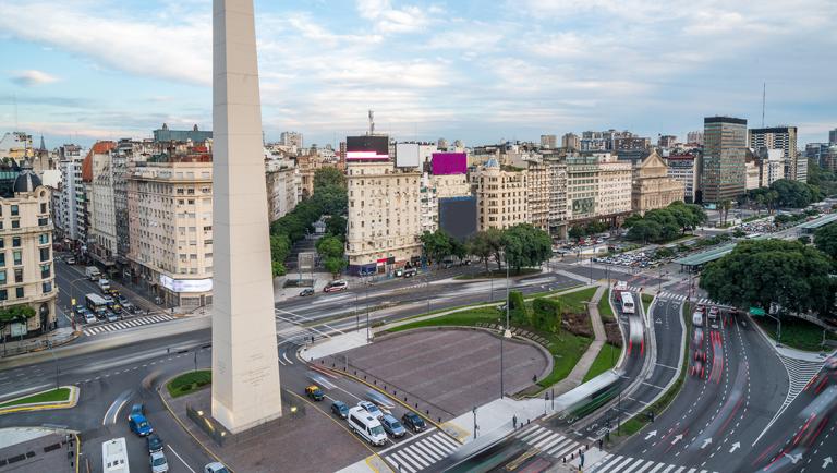 S&P dijo que mantiene en perspectiva negativa la deuda soberana de largo plazo en moneda extranjera mientras Buenos Aires dialoga con tenedores de bonos y acreedores para acordar una reformulación de los pagos. Foto: Shutterstock