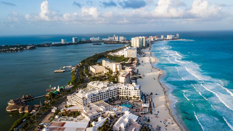 Con la construcción de este puente se busca aliviar el tráfico vehicular en la zona hotelera. Foto: Shutterstock