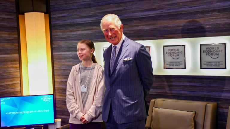 En el marco del Foro Económico Mundial en Davos, el príncipe Carlos de Gran Bretaña se encontró con la activista sueca Greta Thunberg. Foto: Reuters