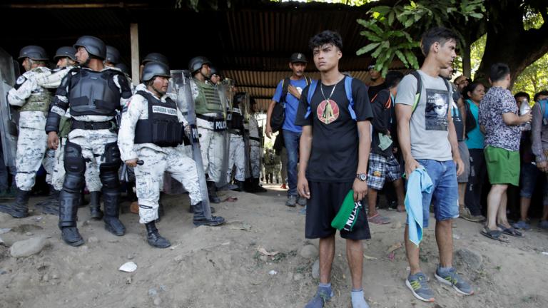 Al llegar a los albergues migratorios, personal del INM les proporcionó comida y productos de limpieza personal, así como colchonetas, cobijas, acceso a sanitarios. Foto: Reuters