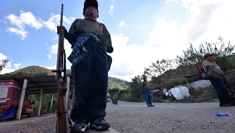 Ni√±os son instruidos en el manejo de armas para poder formar parte de la Coordinadora Regional de Autoridades Comunitarias - Pueblos Fundadores (CRAC-PF) con el fin de brindar seguridad.