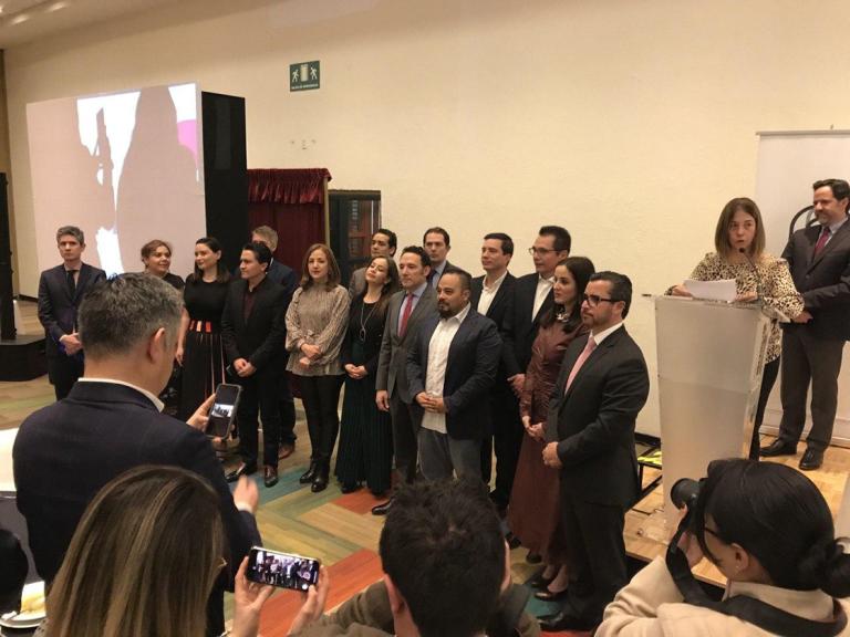 El consejo directivo de la Asociación de Internet MX al rendir protesta para el periodo 2020, en un salón del WTC de la Ciudad de México este 29 de enero. Foto EE: JSG