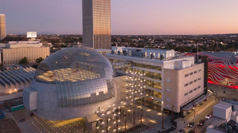 Una gigantesca esfera de vidrio, acero y concreto, que se encuentra al costado del museo, parece flotar sobre el suelo para encarnar "la magia del cine" y se conecta por pasarelas al edificio principal. Foto EE: Cortesía Twitter @AcademyMuseum