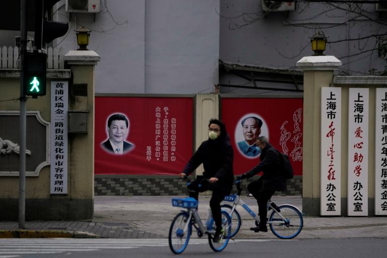 Este lunes, por primera vez, el presidente chino Xi Jinping apareció en público con una máscara de protección y dejándose tomar la temperatura, como hacen a diario millones de chinos.