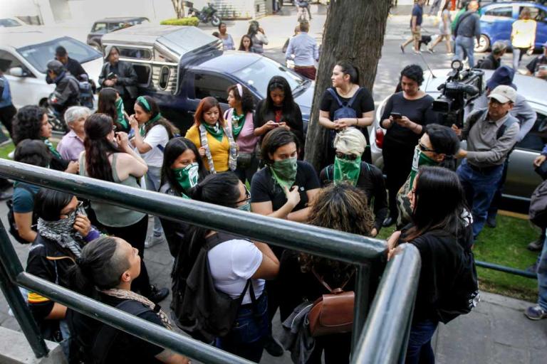 Un grupo de mujeres realizaron una protesta a las afueras del periódico Reforma en la Ciudad de México. Foto: Notimex