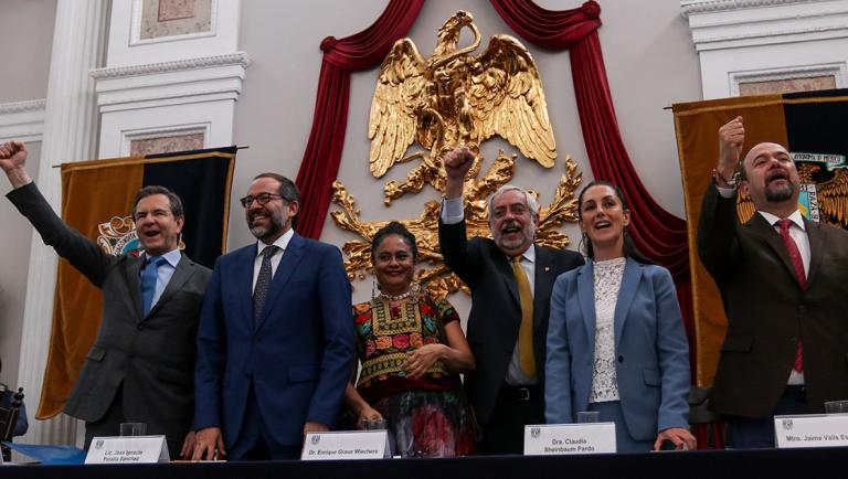 Esteban Moctezuma, secretario de Educaci�n P�blica; Jos� Ignacio Peralta S�nchez, gobernador de Colima; Natalia Toledo, subsecretaria de Educaci�n; Enrique Graue Wiechers, rector de la UNAM; Claudia Sheinbaum, jefa de Gobierno de la ciudad, y Jaime V