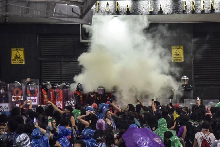 Manifestación contra el periódico La Prensa, de la OEM, por la difusión de imágenes del crimen de Ingrid Escamilla. Foto: Cuartoscuro