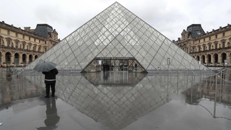 El Louvre en París, el museo más visitado del mundo, cerró sus puertas luego de que el personal se negara a trabajar debido a temores de coronavirus.