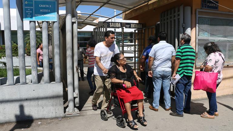 Derecho-habientes del Hospital Regional Villahermosa de PEMEX, denunciaron que el director de este nosocomio presuntamente compró medicamentos para hemodiálisis en el mercado negro y esta acción esta llevando a que mueran los enfermos.