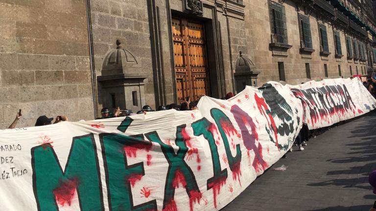 Las mujeres desplegaron una manta a lo largo de Palacio Nacional, donde se lee un mensaje con letras ensangrentadas “México feminicida”. Foto: Elizabeth Albarrán