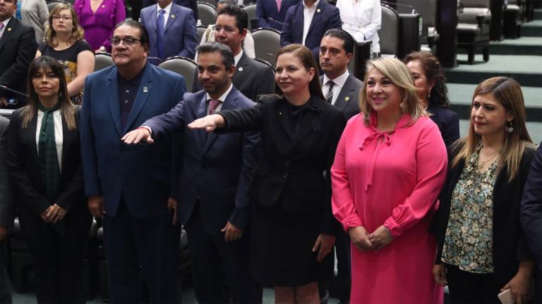 La diputada Laura Angélica Rojas Hernández tomó protesta a los dos funcionarios del SAT, Guadalupe Araceli García y Luis Abel Romero. Foto EE: Cortesía Cámara de Diputados