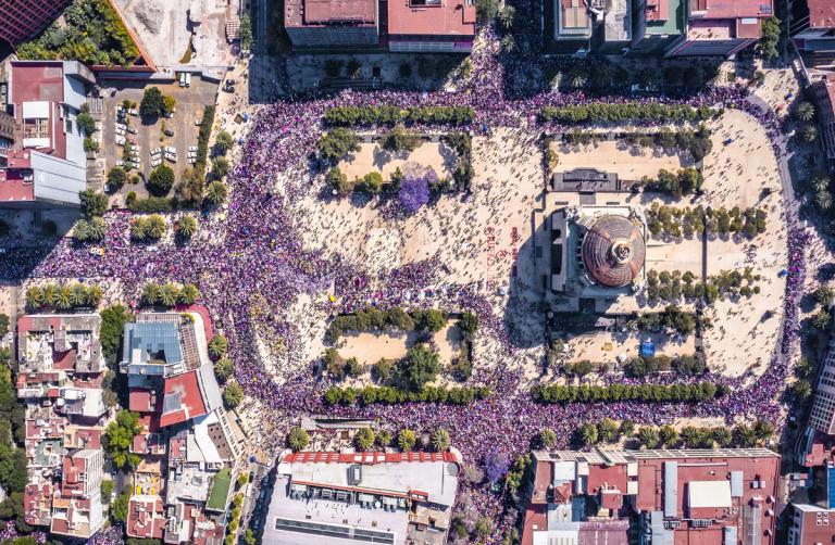 Monumento a la Revolución. Imagen de la crónica fotográfica de Santiago Arau de las movilizaciones feministas del 8 de marzo de 2020 en la Ciudad de México. Foto: Santiago Arau