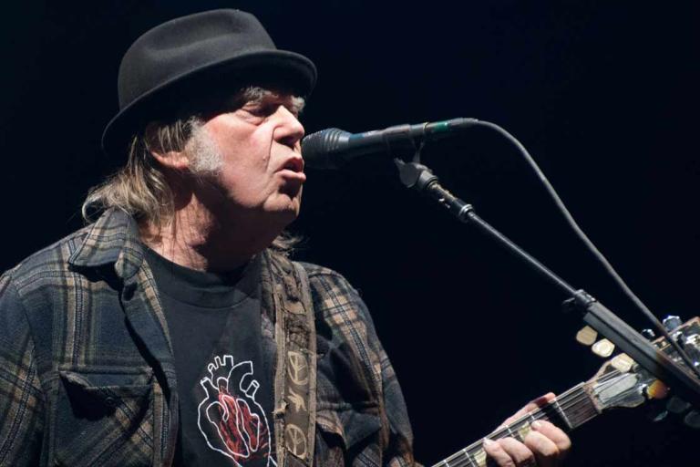 El músico canadiense Neil Young ha anunciado que realizará pequeñas transmisiones musicales desde su hogar. Foto: AFP