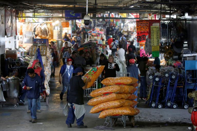 AMLO: Tandas para el Bienestar y créditos a pequeños comerciantes ante emergencia por coronavirus. Foto: Reuters