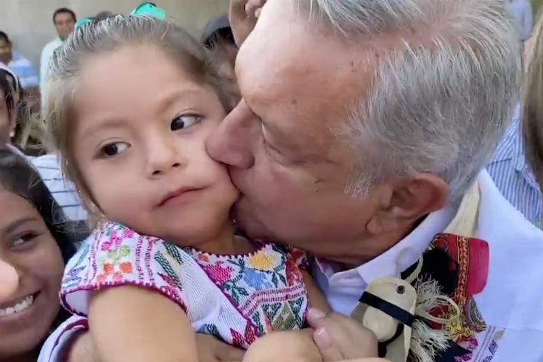 El presidente López Obrador, durante una gira por el sur de Guerrero, en marzo de 2020, durante la crisis por la difusión del coronavirus Covid-19. Imagen: Presidencia de México