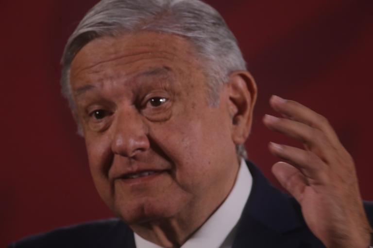 AMLO pide a funcionarios bajarse 8% el sueldo para ahorros en salud.