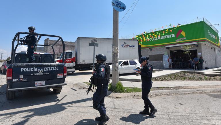 Durante la madrugada un grupo de hombres saque√≥ una tienda en Almoloya de Ju√°rez, polic√≠as estatales realizan recorridos por el lugar.