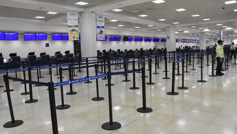 Cientos de turistas están varados en ela eropuerto en espera de un vuelo que los regrese a sus lugares de origen, esto debido a que en sus países de origen cerraron los aeropuertos como una medida sanitaria para detener el avance del Covid-19