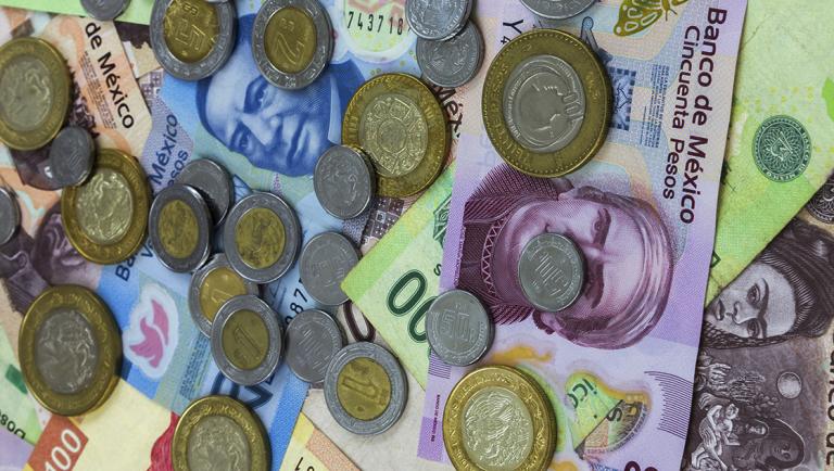 El peso mexicano interrumpió una racha de cuatro jornadas consecutivas con ganancias. La magnitud de la caída en los precios del petróleo en un mercado que no esperaba datos económicos relevantes centró la atención en los fuertes movimientos de ese activo. Foto EE: Archivo