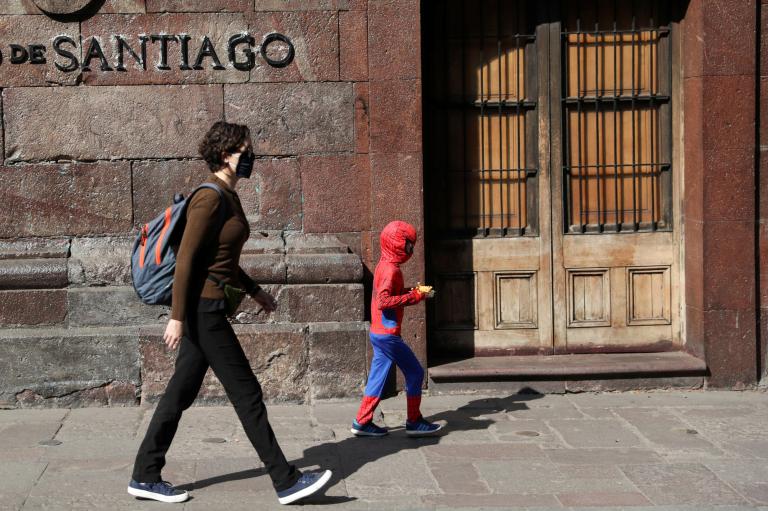 Autoridades sanitarias chilenas confirmaron el viernes 9,252 casos de coronavirus y 116 muertos, siendo la capital Santiago la más afectada. Foto: Reuters.