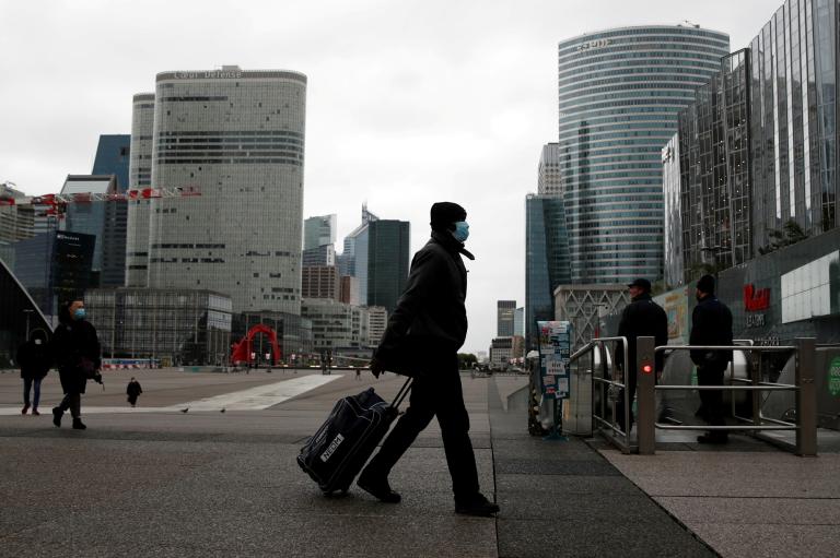 La Autoridad Bancaria Europea o ABE indicó que falta coordinación entre los países comunitarios para luchar contra los fraudes fiscales. En la imagen, un hombre circula en las inmediaciones de esta institución. Foto: Reuters.