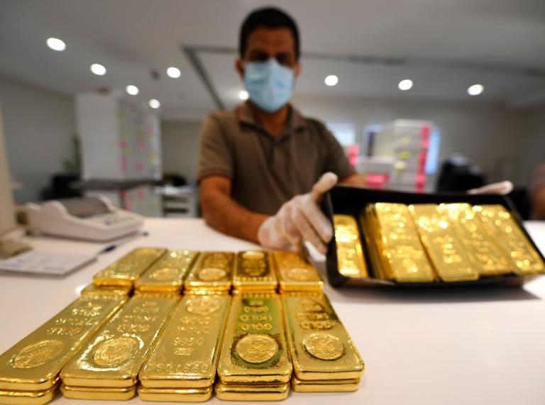 Las autoridades de Dubái afirman que el zoco atrae el 14% del comercio mundial del oro, pero dos semanas después de su reapertura, no parece que vaya a recuperar fácilmente su atmósfera de antaño. Foto: AFP.