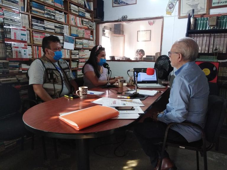 Élfego Riveros Hernández, con Lorence Flores Cortés, directora de Fomento Agropecuario, y Pablo Galván, de Protección Civil, del Ayuntamiento de Cosautlán de Carvajal, Veracruz. Foto: Cortesía Radio Teocelo