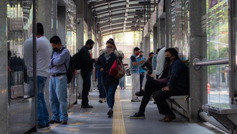 En la estaci�n Nuevo Le�n de la l�nea 1 del Metrob�s, usuarios portan cubrebocas como medida de prevenci�n ante la pandemia de COVID-19 en M�xico.