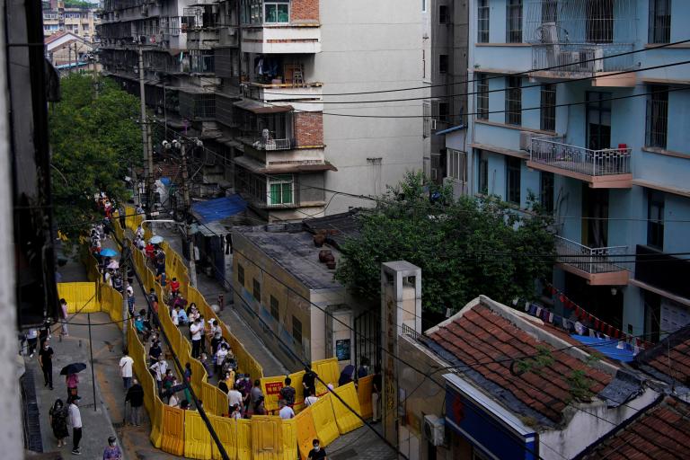 Los residentes hicieron cola por toda la ciudad en lugares improvisados, instalados bajo tiendas de campaña, en estacionamientos, parques y zonas residenciales.