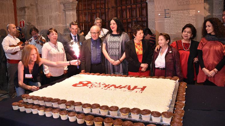 Queremos pastel. Presentes en la celebración de los 80 años del INAH en 2019, Sergio Mayer, Diego Prieto, Alejandra Frausto, Lucina Jiménez, Teresa Franco y Susana Harp. Foto EE: Cortesía INAH