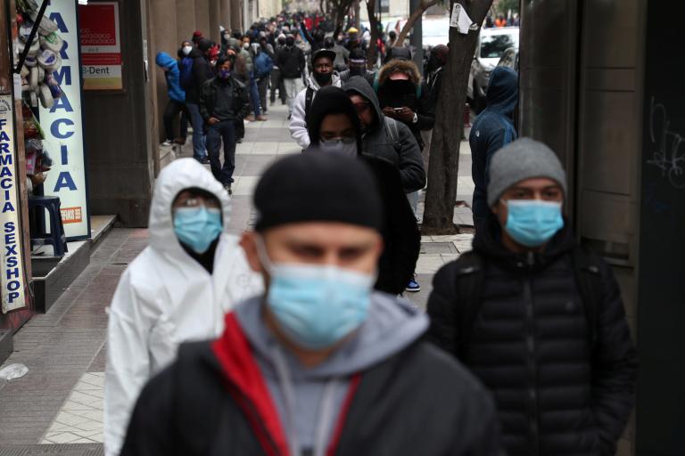 La pandemia ha provocado que la Región Metropolitana de Santiago entre en una cuarentena total, poniendo en riesgo el 40% del PIB de la economía Chile. Foto: Reuters.