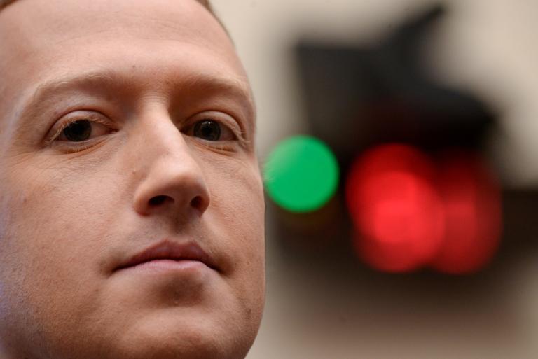 Facebook, creada por Mark Zuckerberg, toma una postura a medio camino entre eliminar contenidos o no intervenir en absoluto, lo que era su política hasta ahora. Foto: Reuters.