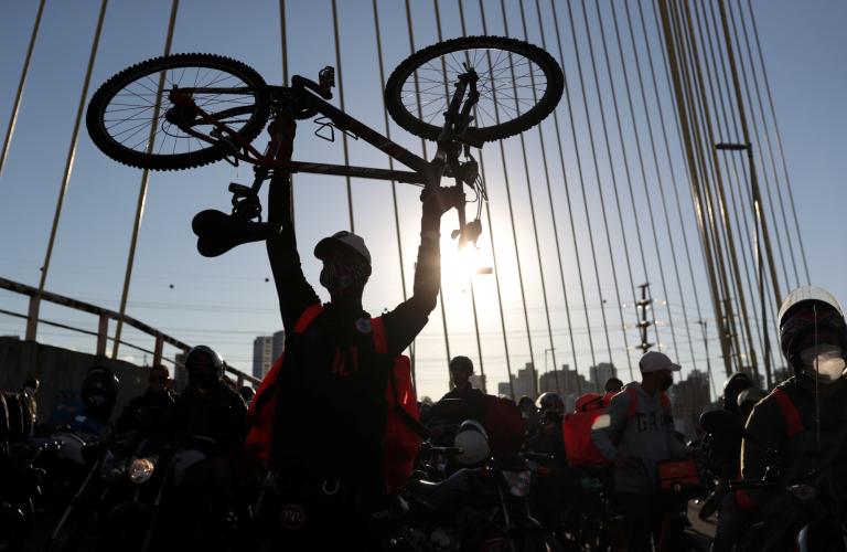 Trabajadores de entrega brasileños protestan en medio del brote de Covid-19, en Sao Paulo, Brasil. Foto: Reuters