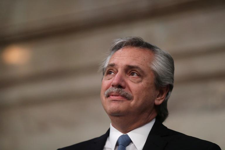 Alberto Fernández, presidente de Argentina, está presionado por reducir la deuda pública de su país, de unos 324,000 millones de dólares. Foto: Reuters.