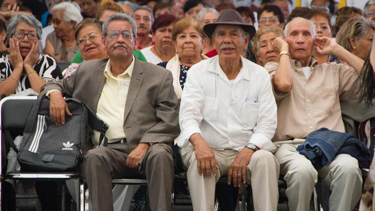 CIUDAD DE MEXICO. 28AGOSTO2019.- Decenas de adultos mayores, acudieron solos o en compaÃ±ia de algun familiar, al festejo por el dÃa del abuelo, que se realizÃ³ en la explanada central de la alcaldÃa de Venustiano Carranza. Efectivos de la Guardia Nacional en las inmedicaciones de la demarcaciÃ³n.FOTO: VICTORIA VALTIERRA / CUARTOSCURO.COM