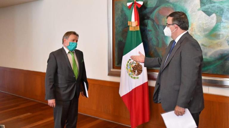 El canciller Marcelo Ebrard se reunió con el embajador de Rusia en México, Viktor Koronelli. Foto EE: Cortesía Twitter @m_ebrard 