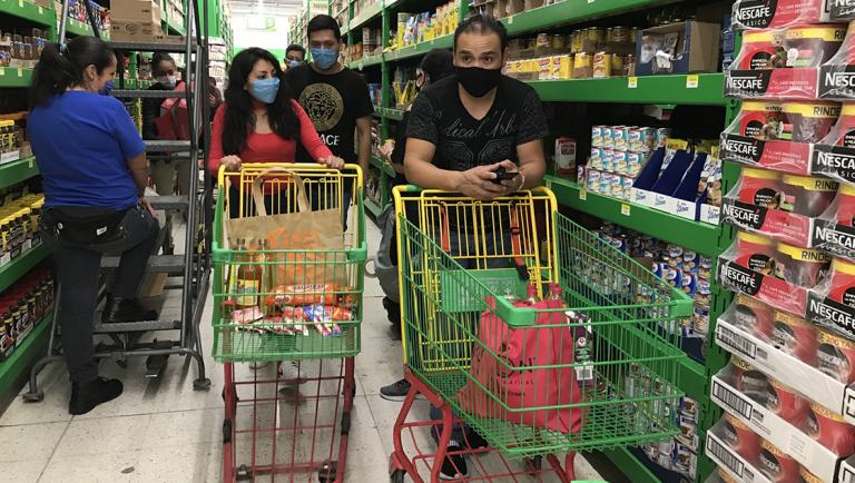 Clientes de un supermercado realizan sus compras durante la contingencia por el coronavirus Covid-19 Foto: Fernando Villa del Angel