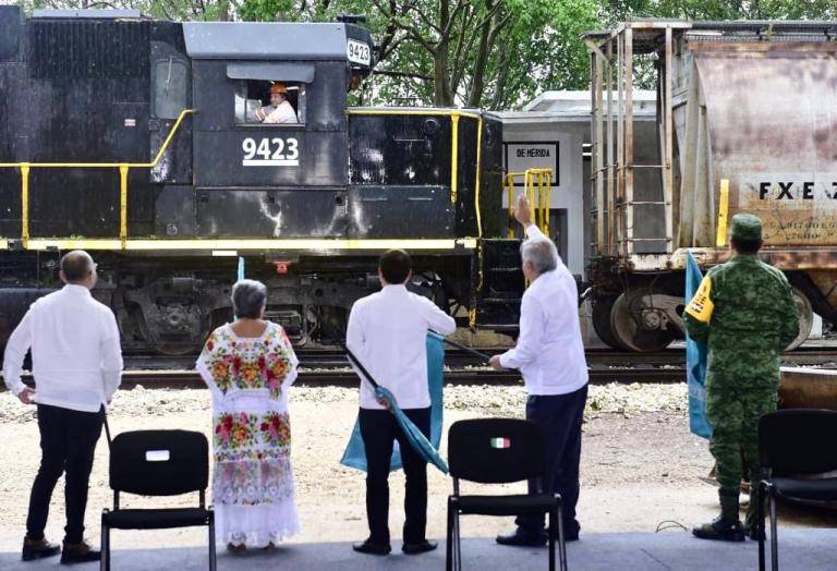 El presidente López Obrador (con el brazo levantado), en un acto relacionado con las obras de construcción del Tren Maya, en junio de 2020. Foto: Cortesía Gobierno de México