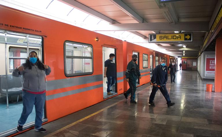 Usuarios del Metro de la CDMX en la estación Politécnico de la Línea 5. Foto: Cuartoscuro